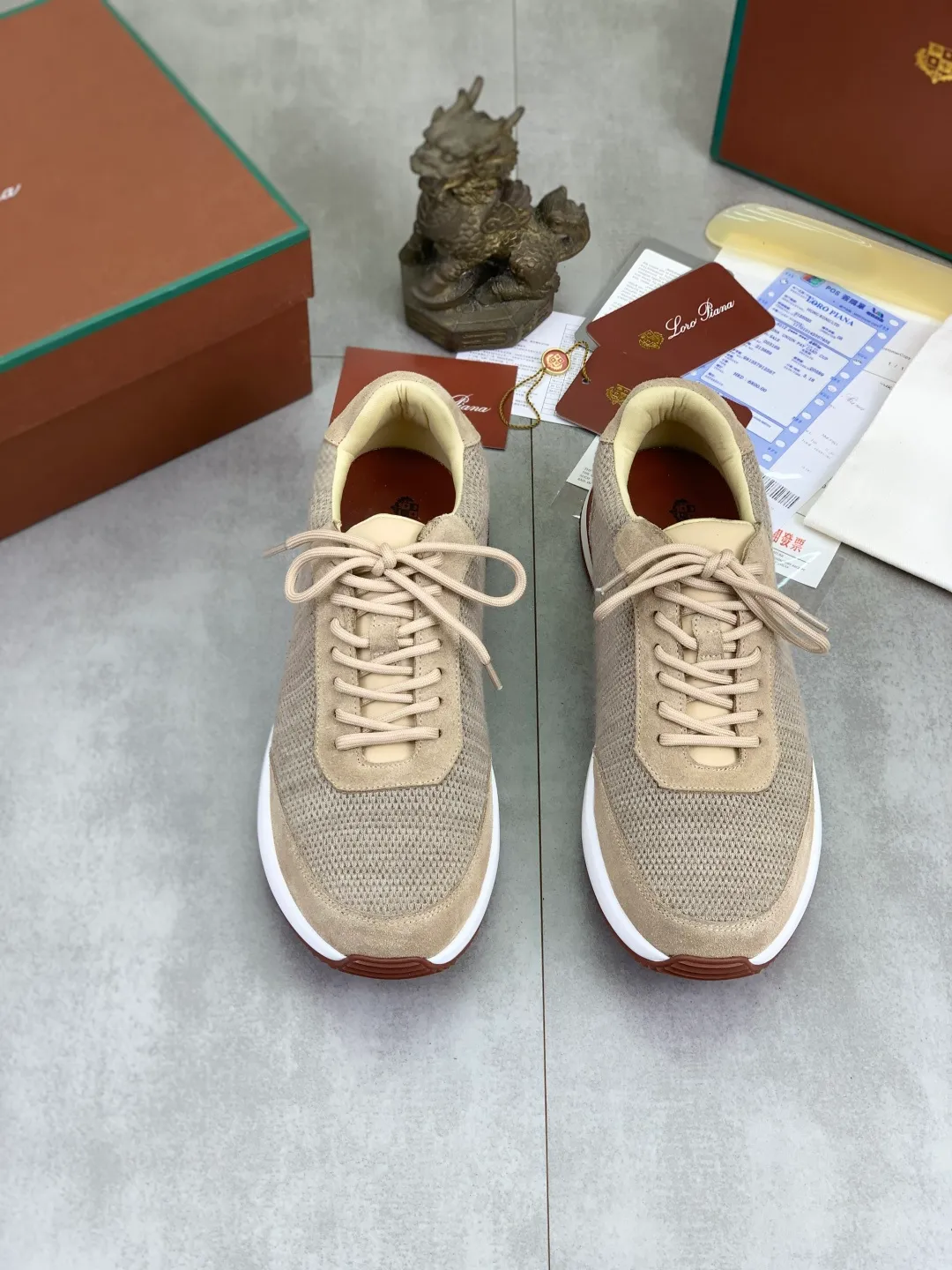 Men's men's shoes 💰P440 New model 💰 The latest casual shoes Loro Piana 💯 Top grade 💯 Buy the original copy 💯 Founded the existing Loro Piana company on April 24, 1924. It is now the sixth generation of family business, providing top quality products to customers who are discerning about taste and quality. Imported original fly woven fabric with cowhide fabric, plain calfskin lining. Hand-sewn thread with cowhide feet. Original packaging. High-end outsole. Size: 38-44 (customized for 45 and 46). 5️⃣ colors available.